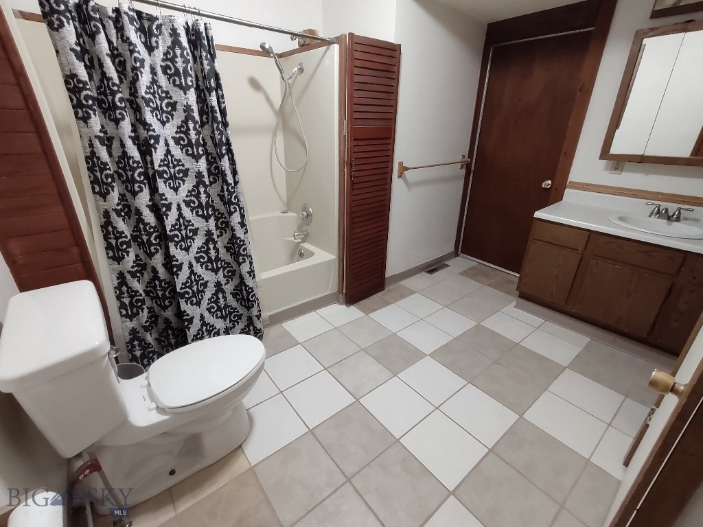 617 E Callender Street Property Photo 15