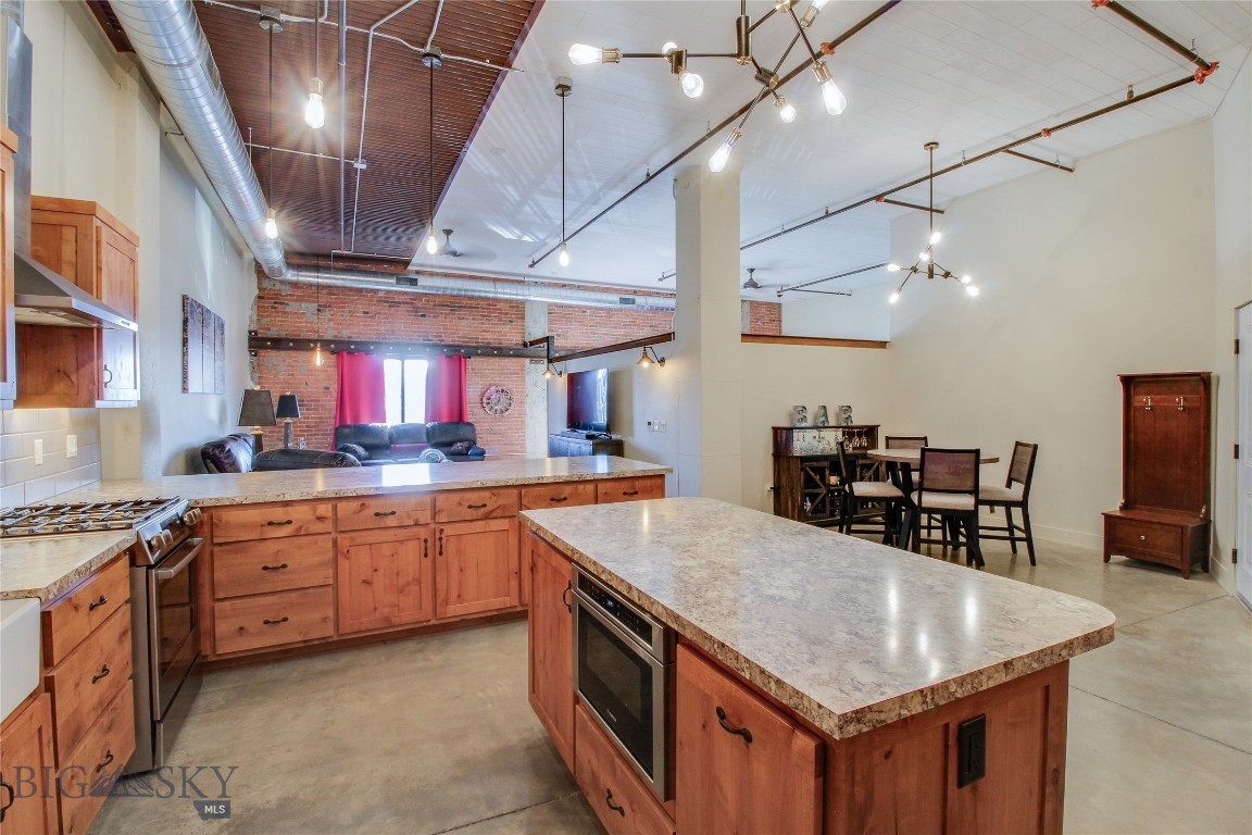 1363 Montana Avenue 302 Property Photo 1