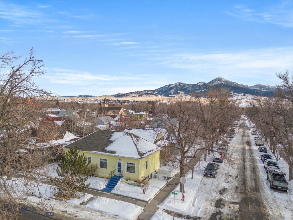 302 E Callender Street Property Photo 2