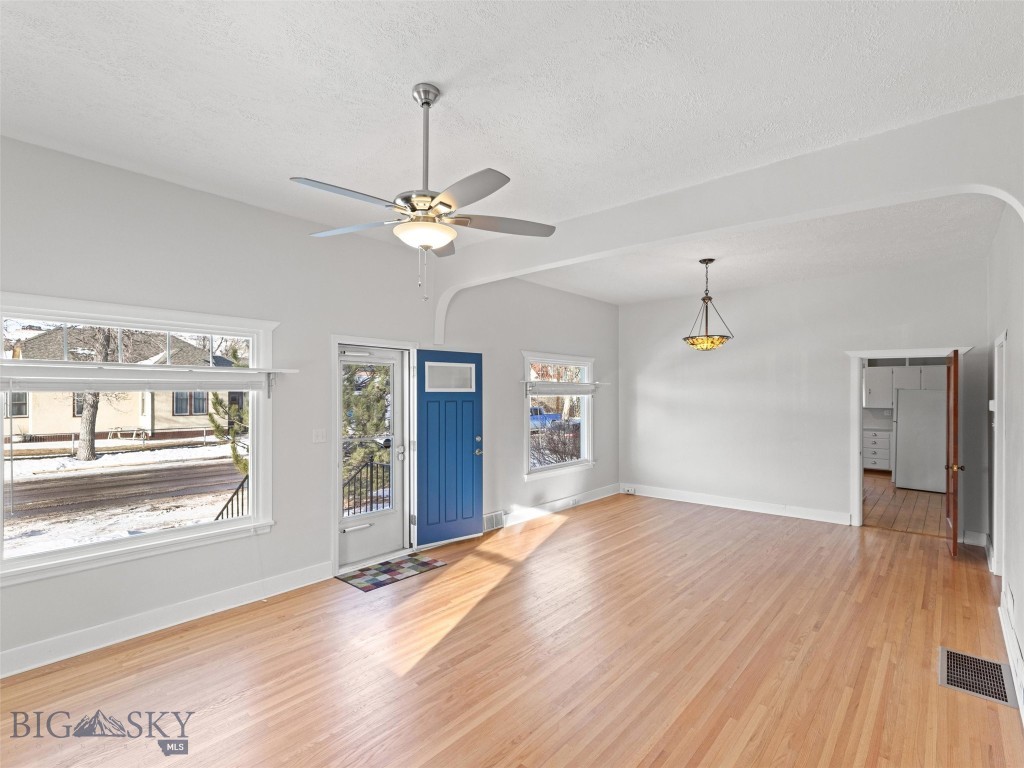 302 E Callender Street Property Photo 4