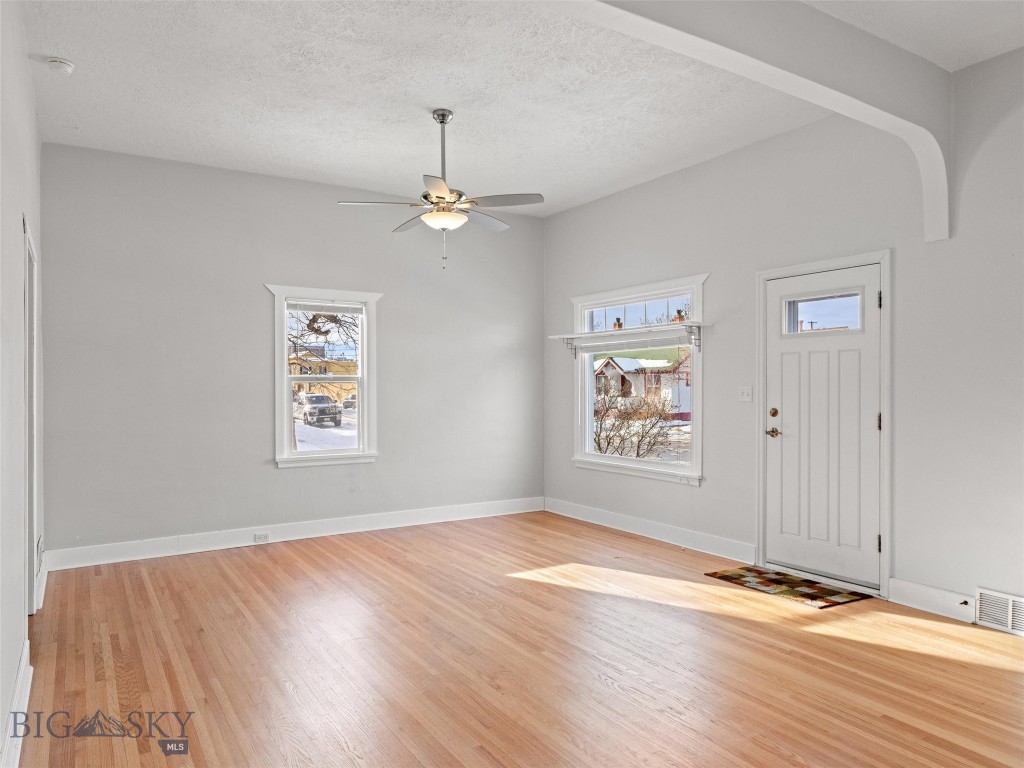 302 E Callender Street Property Photo 6