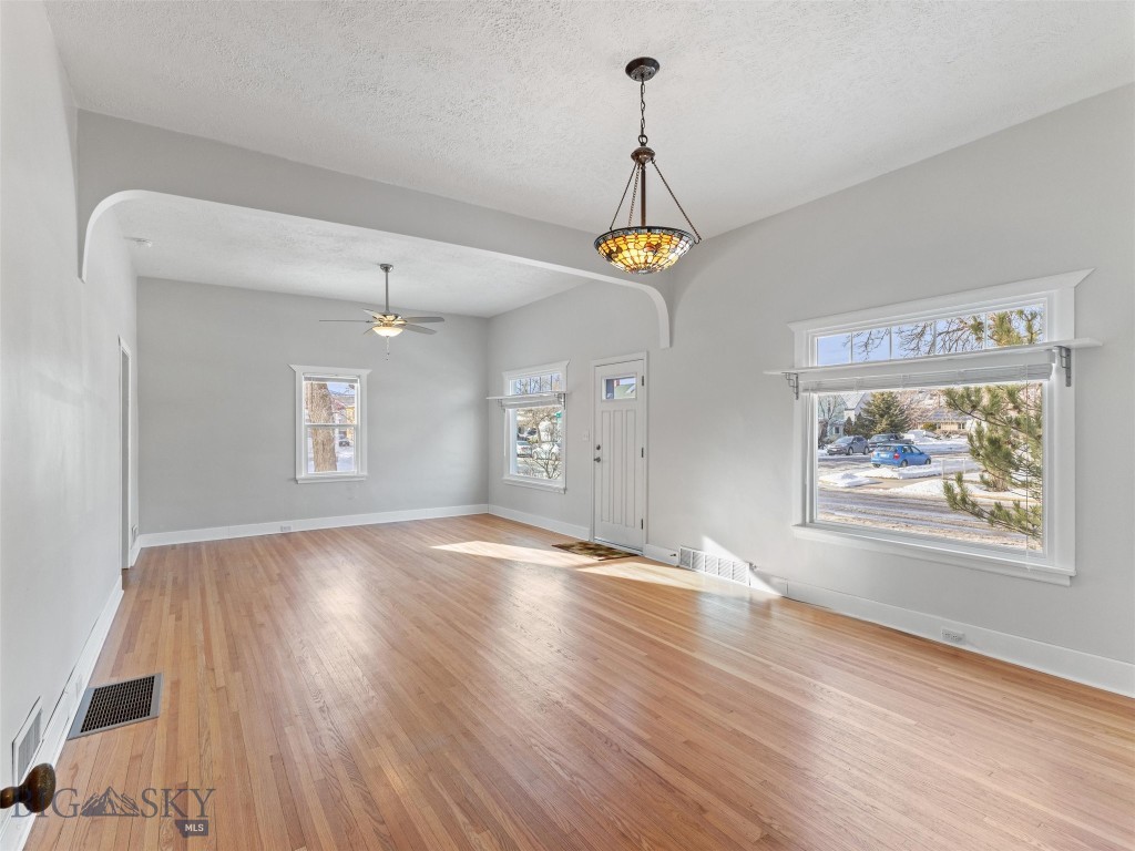 302 E Callender Street Property Photo 8