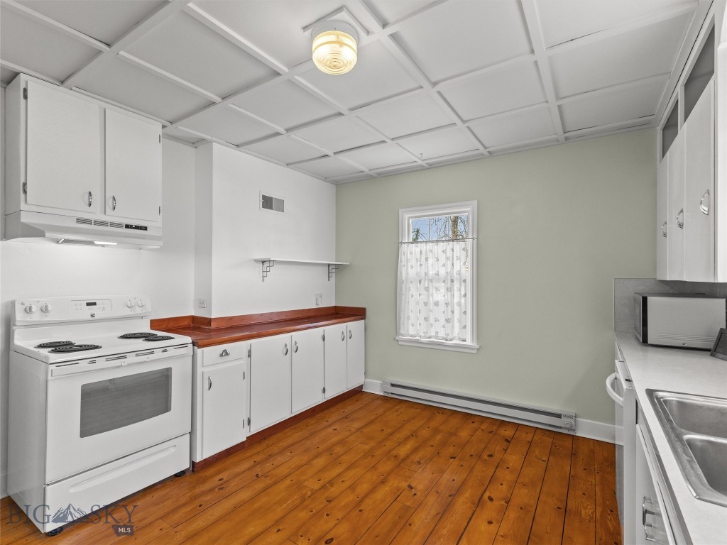 302 E Callender Street Property Photo 17
