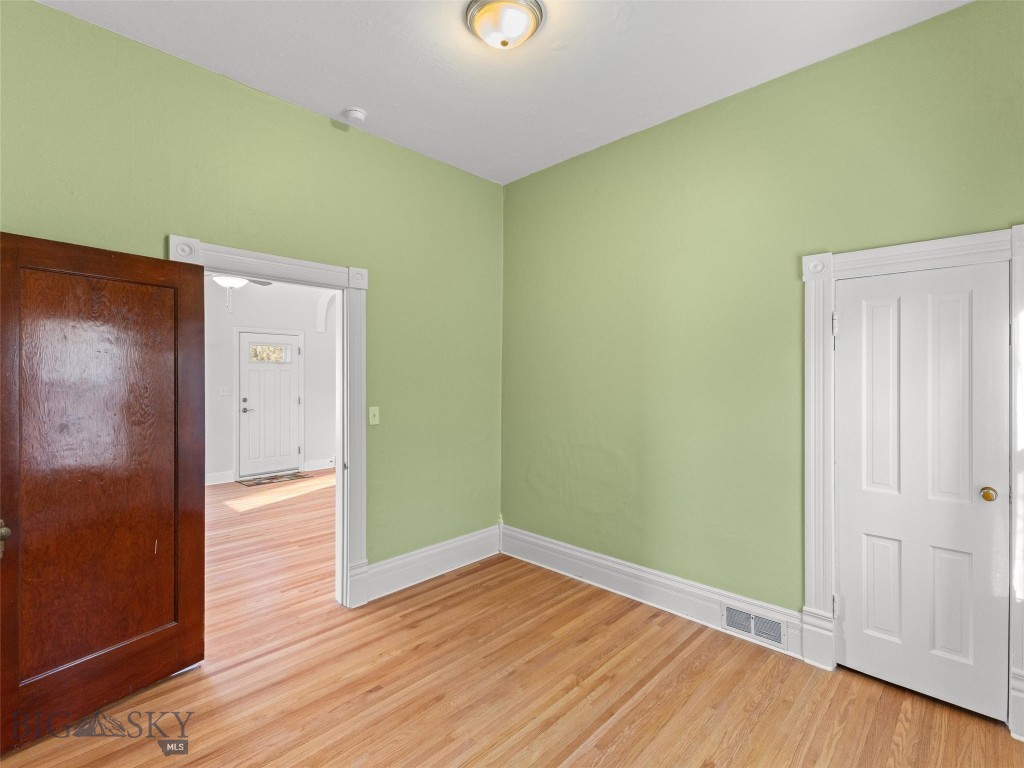 302 E Callender Street Property Photo 20