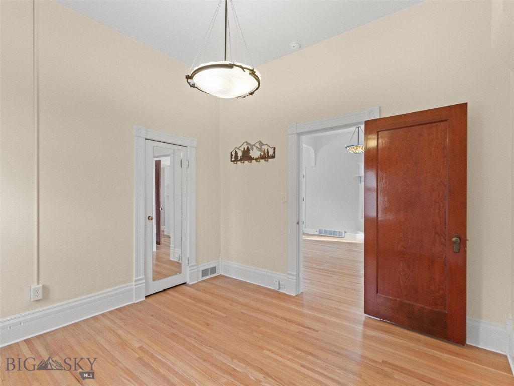 302 E Callender Street Property Photo 23