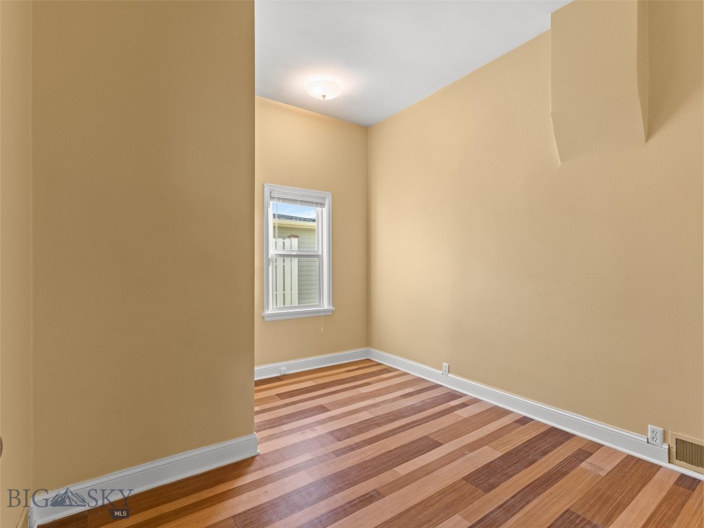 302 E Callender Street Property Photo 25