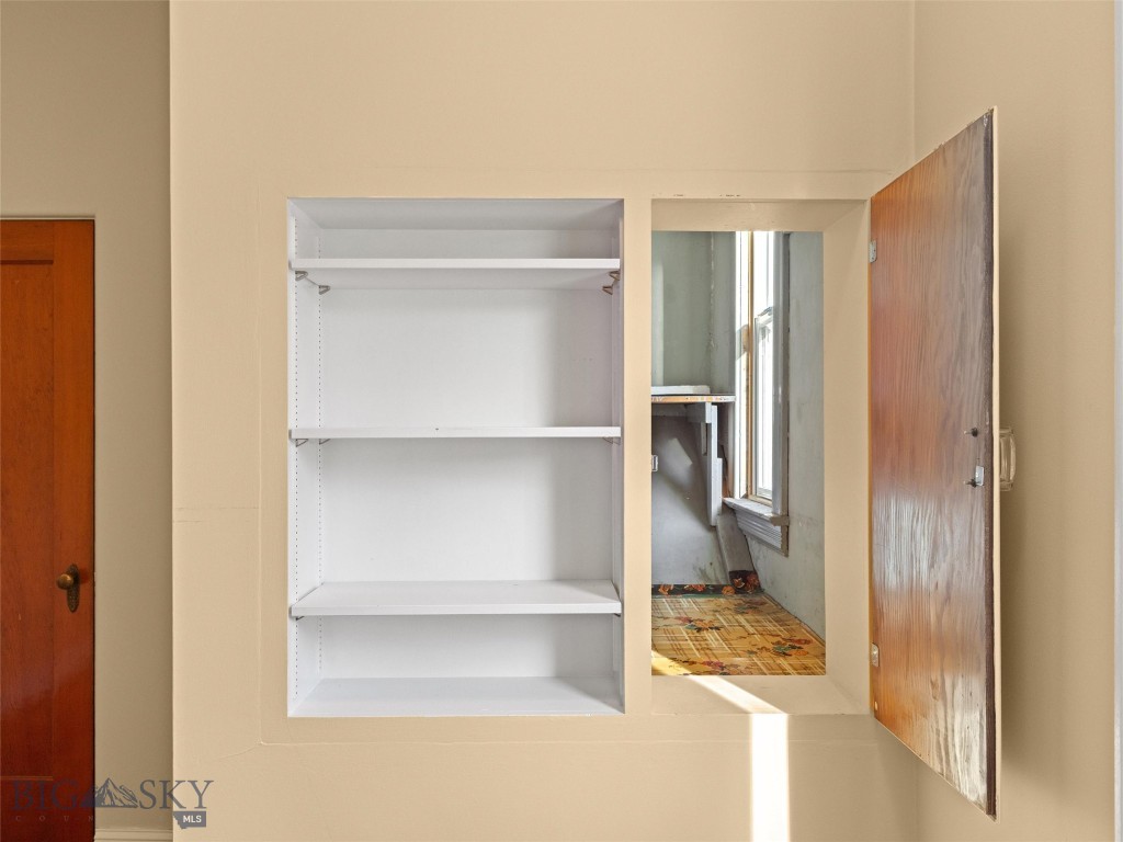 302 E Callender Street Property Photo 27
