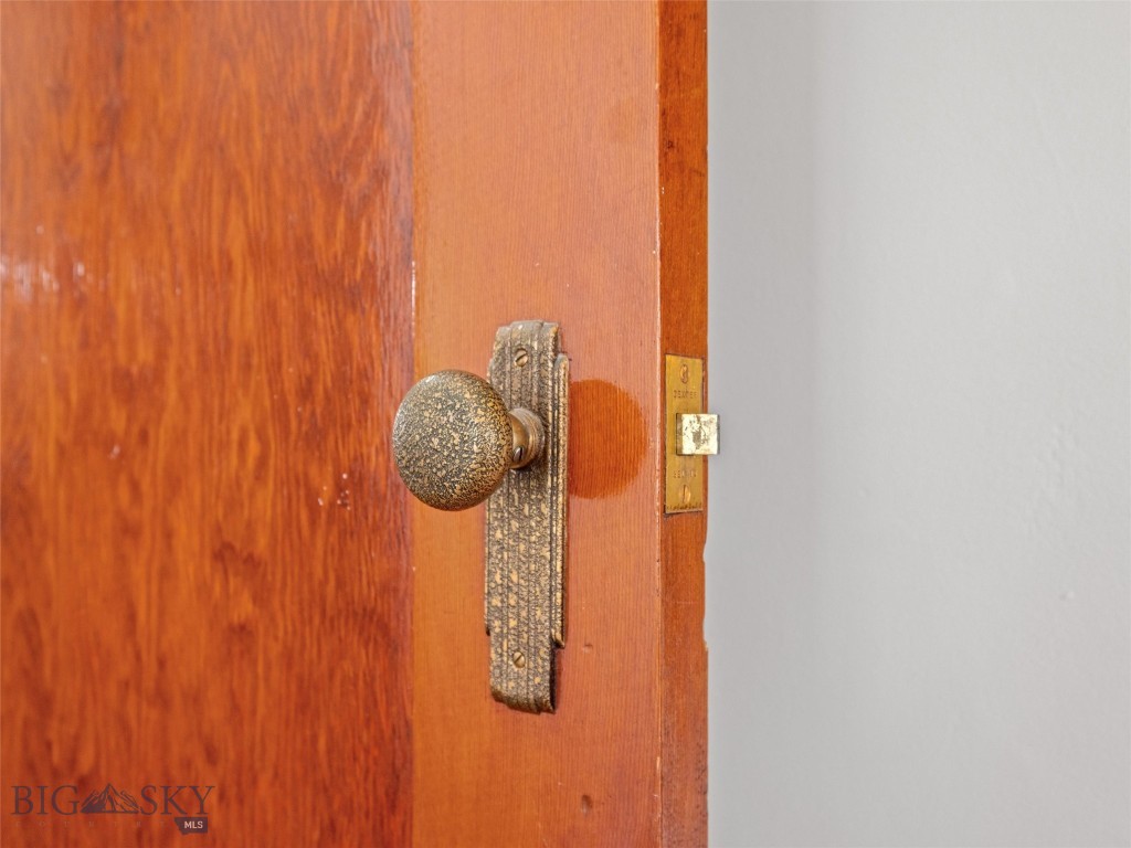 302 E Callender Street Property Photo 29