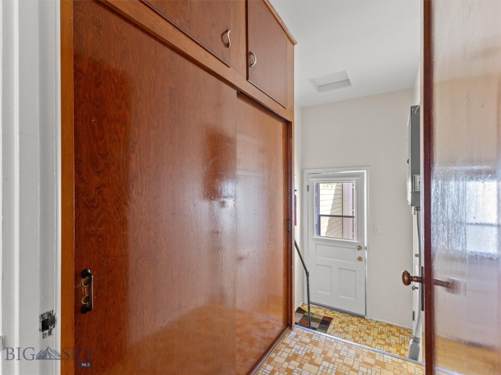 302 E Callender Street Property Photo 34
