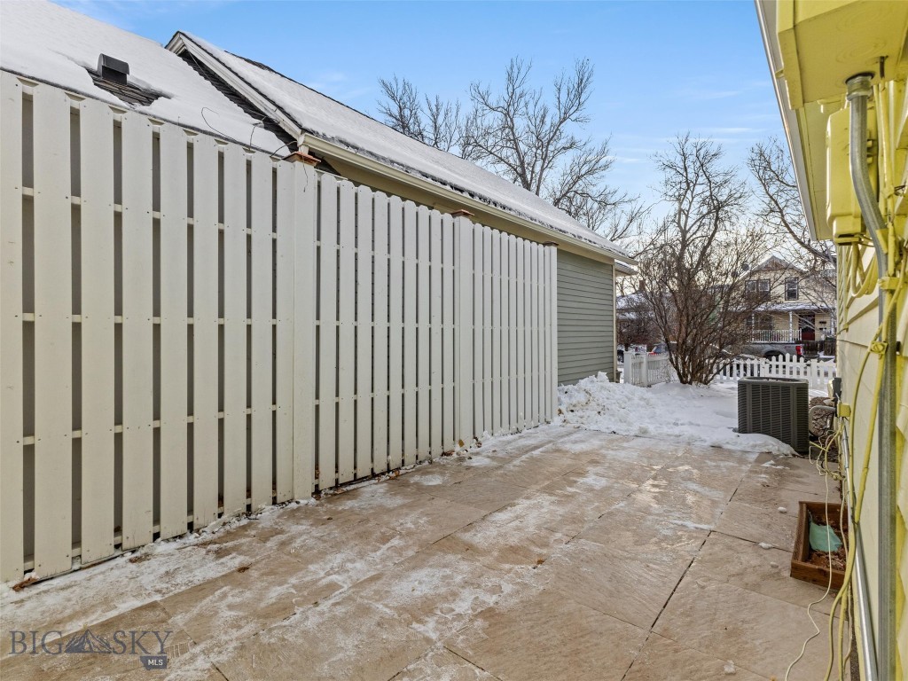 302 E Callender Street Property Photo 35