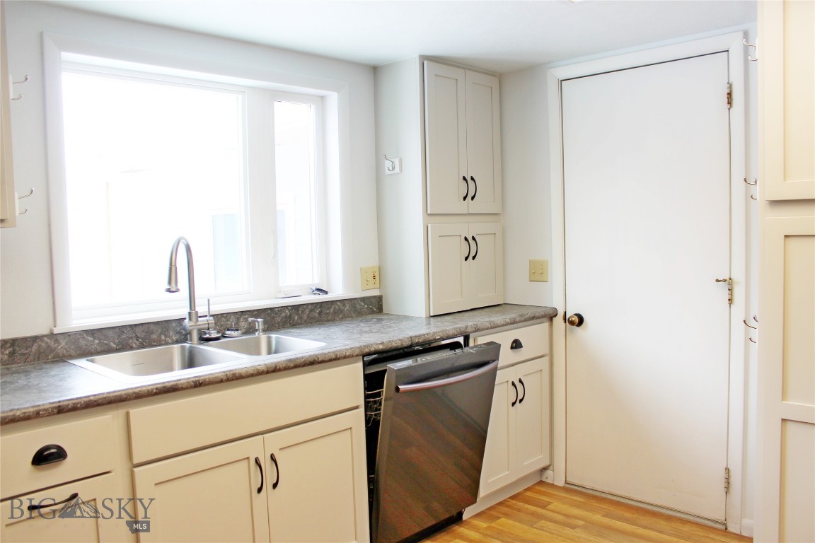 218 W Armitage Street Property Photo 8