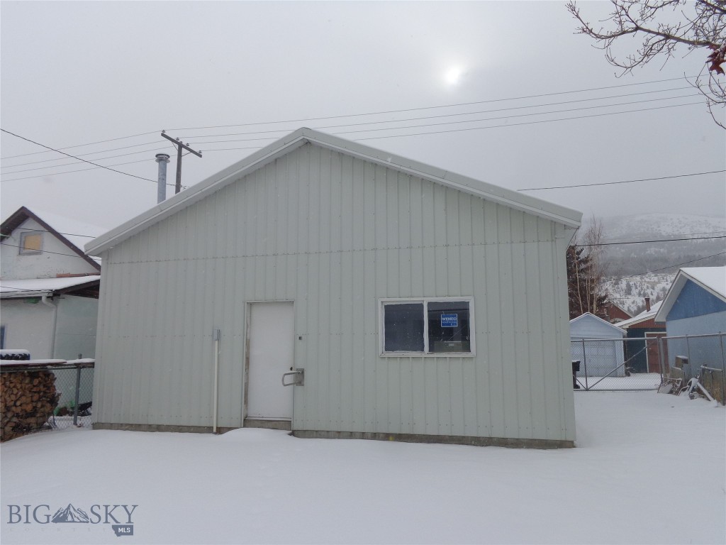 917 E 3rd Street Property Photo 5