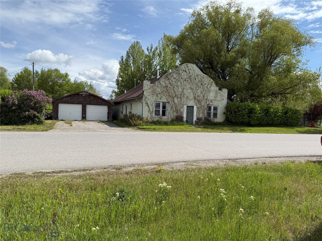 509 E Railroad N Property Photo 1