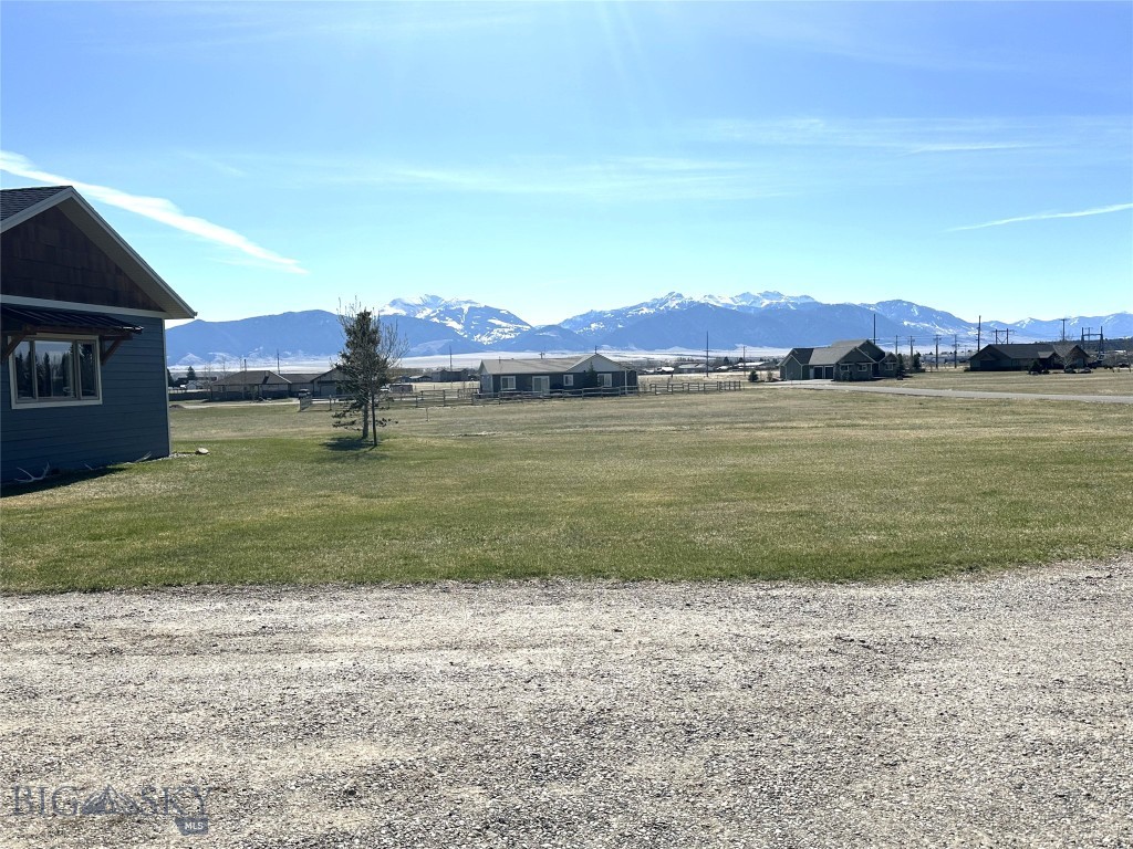 10 Fan Mountain Court Property Photo 3