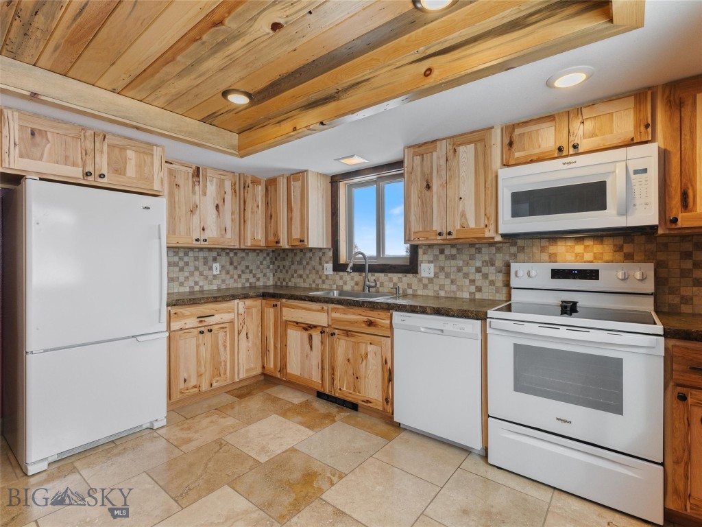 10 Fan Mountain Court Property Photo 16