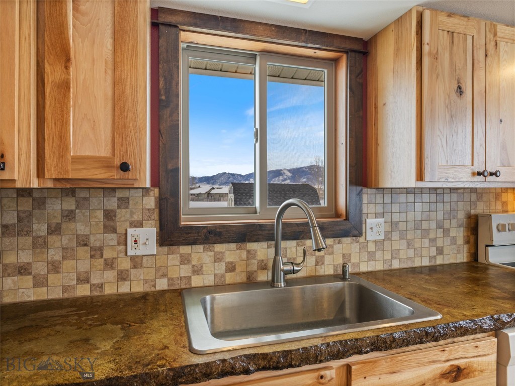 10 Fan Mountain Court Property Photo 18