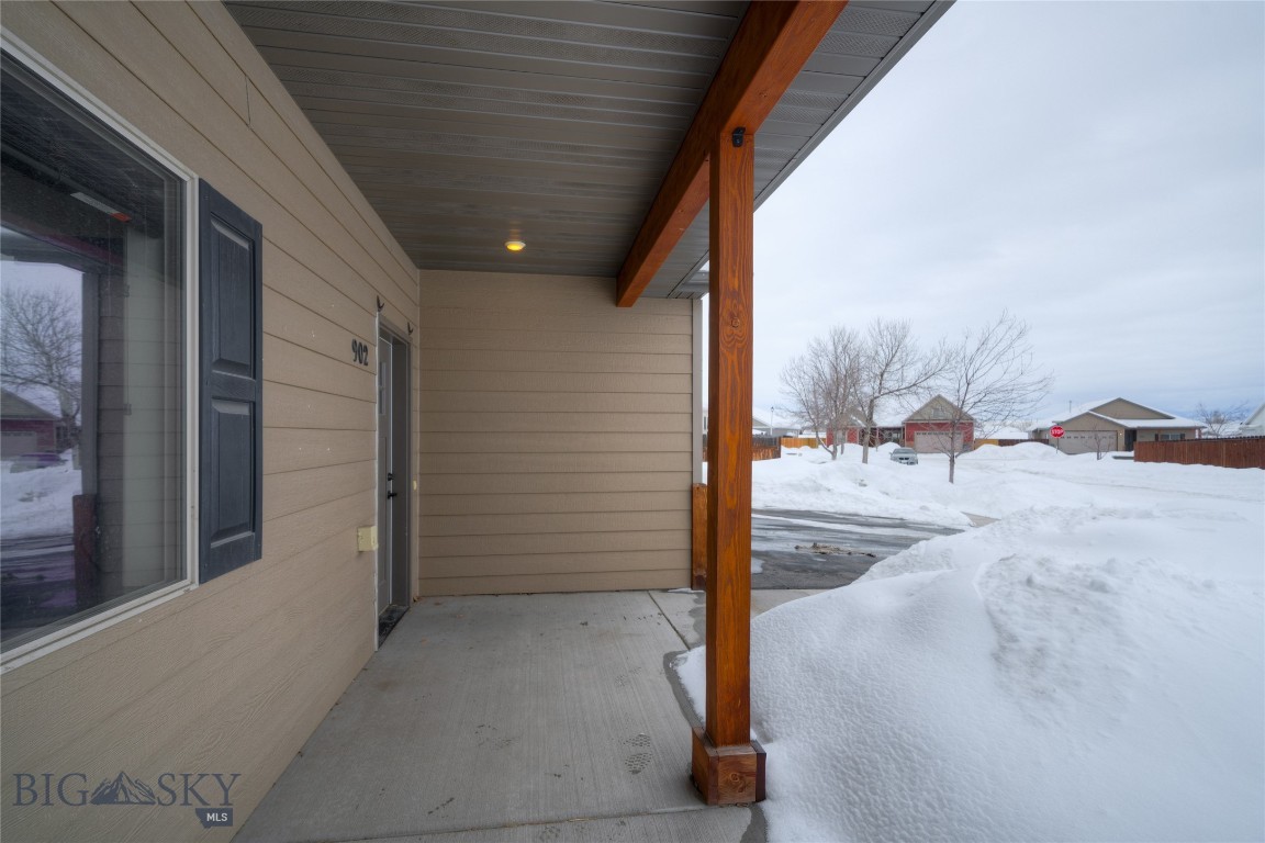 902 New York Drive Property Photo 4