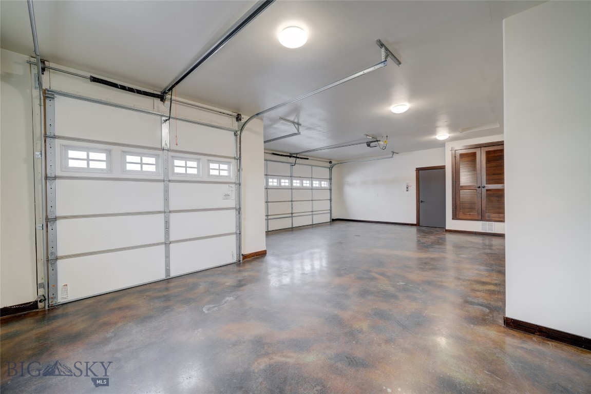 902 New York Drive Property Photo 8