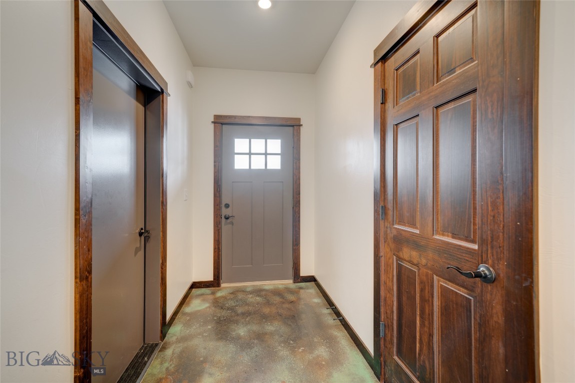 902 New York Drive Property Photo 9