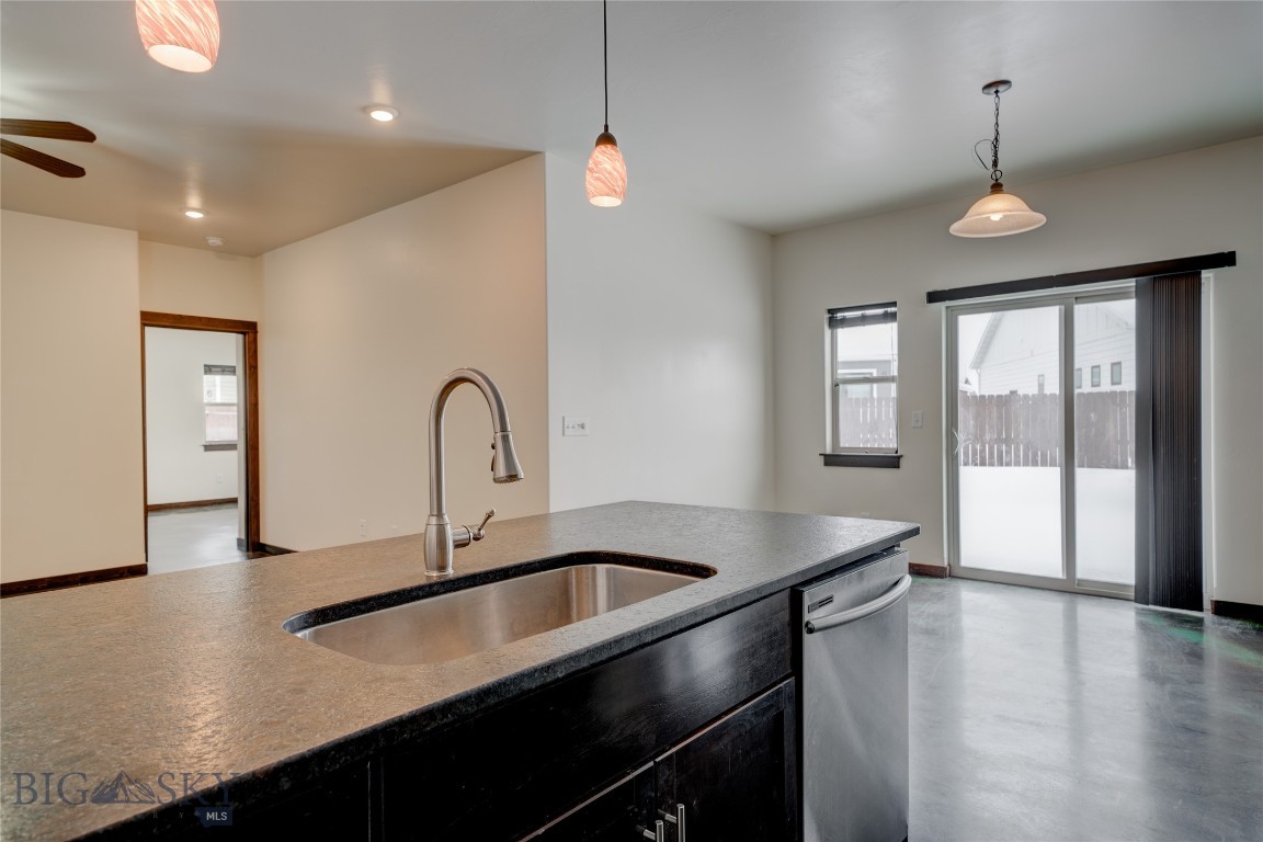 902 New York Drive Property Photo 15