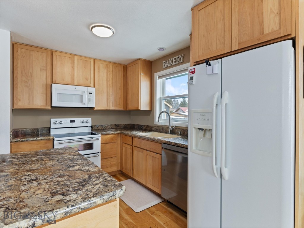 727 Mirza Way Property Photo 9