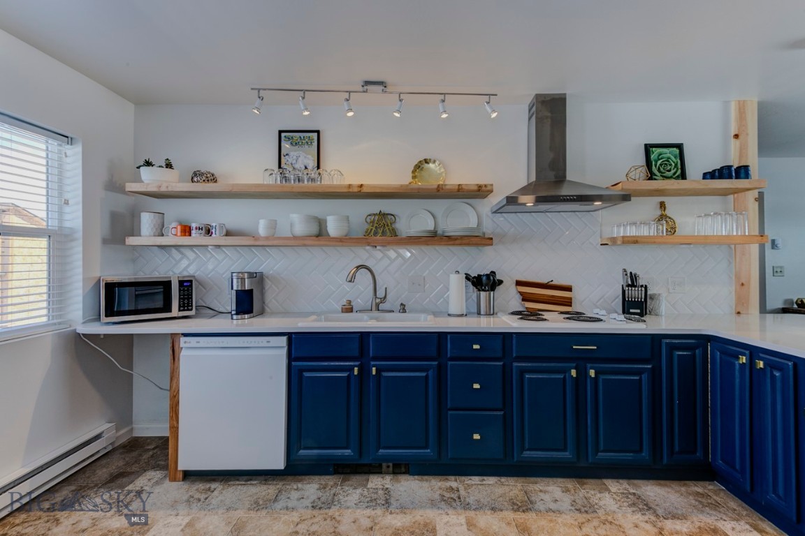 305 Lathrop Street W Property Photo 8