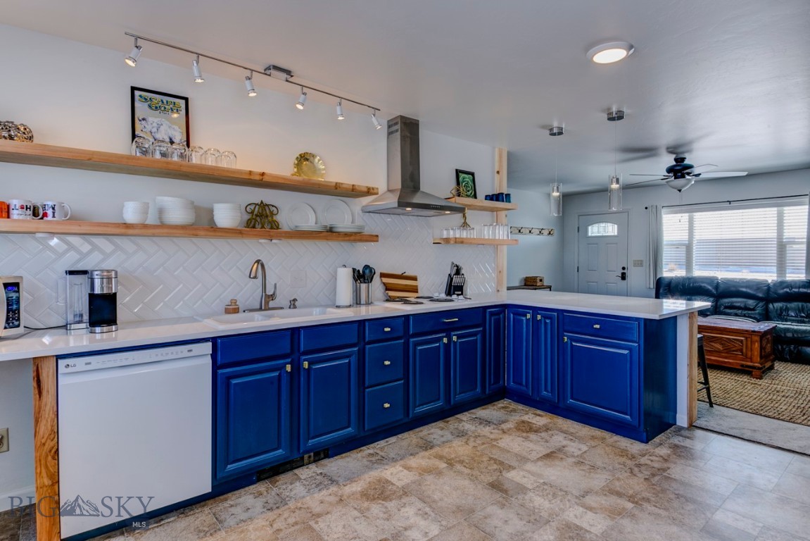 305 Lathrop Street W Property Photo 11