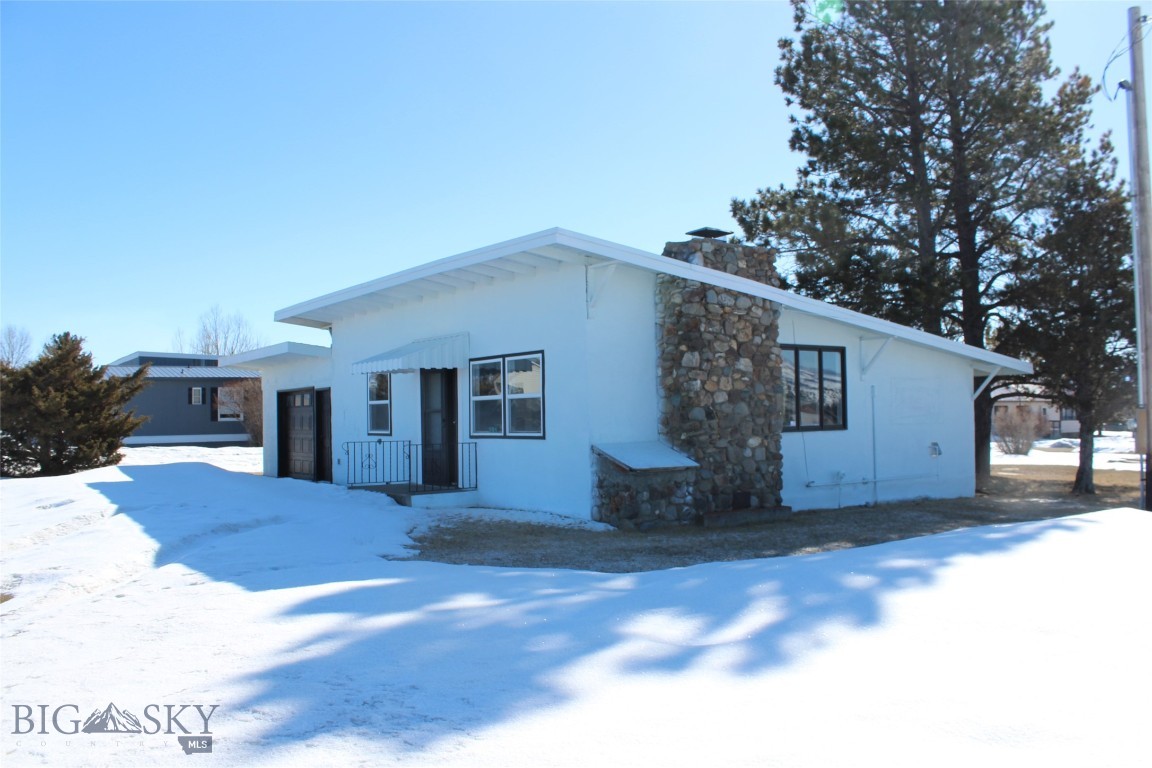 301 5th Street W Property Photo 2