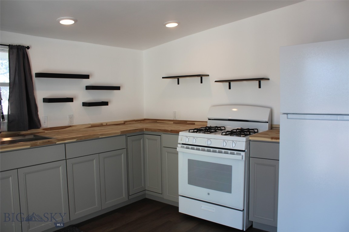301 5th Street W Property Photo 4
