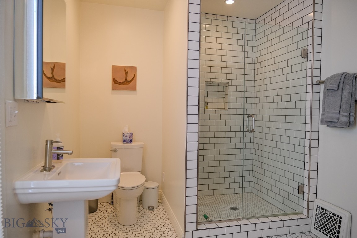215 W Lewis Street Property Photo 17