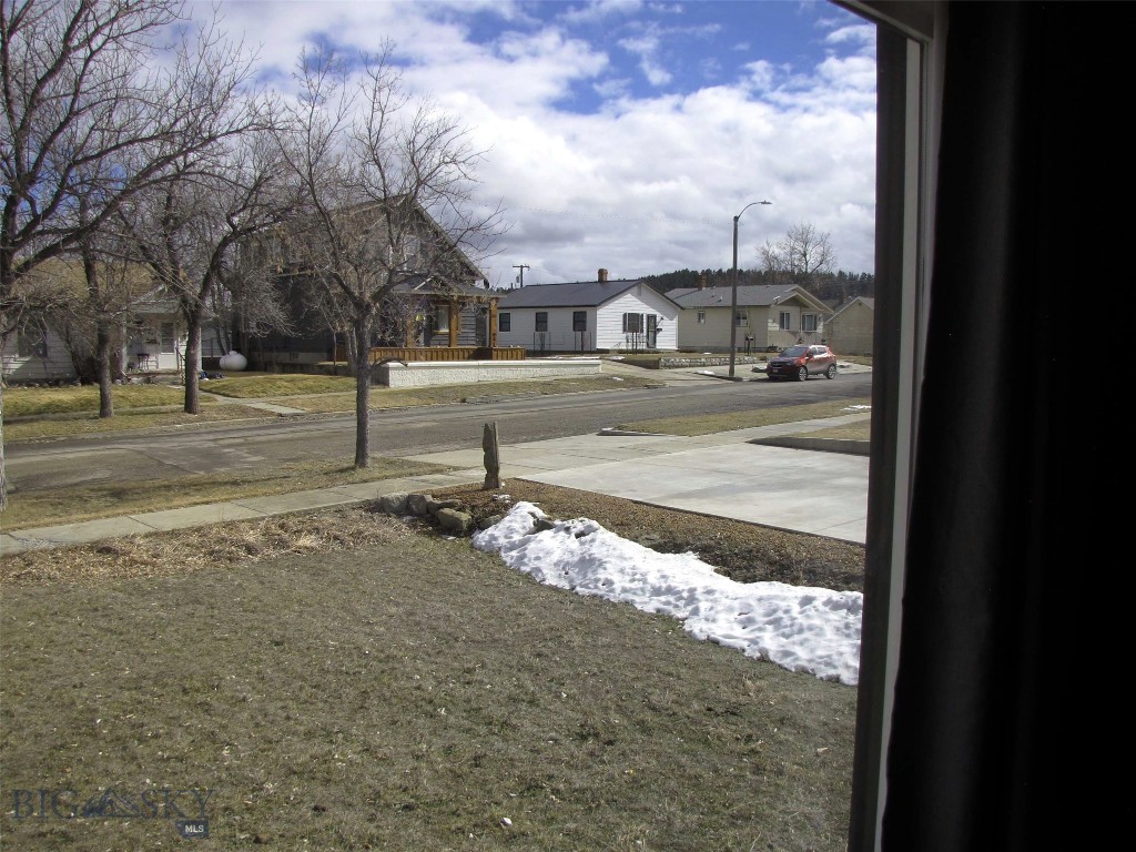 223 2nd Street W Property Photo 9