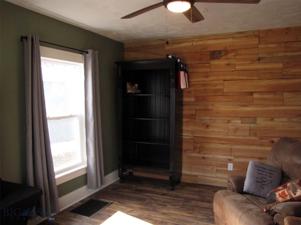 223 2nd Street W Property Photo 10