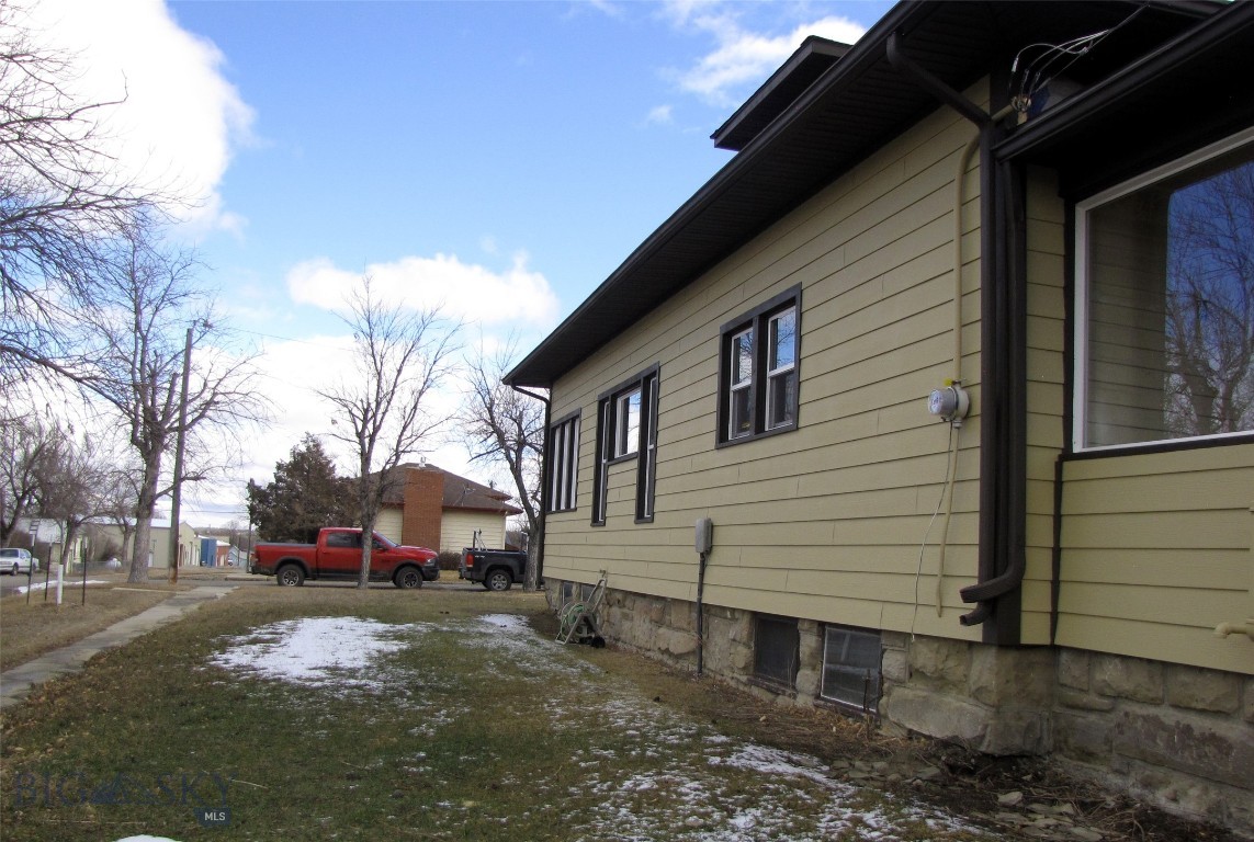 223 2nd Street W Property Photo 52