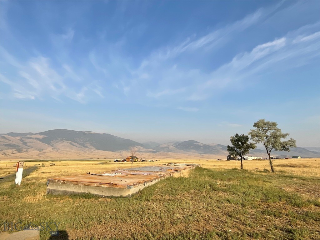 35 Wapiti Property Photo