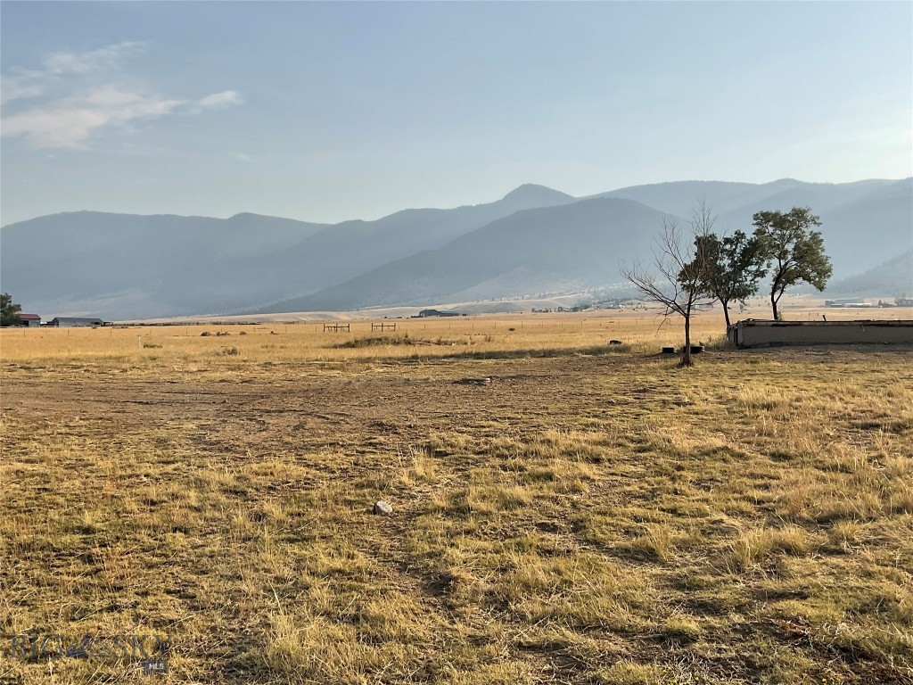 35 Wapiti Property Photo 4