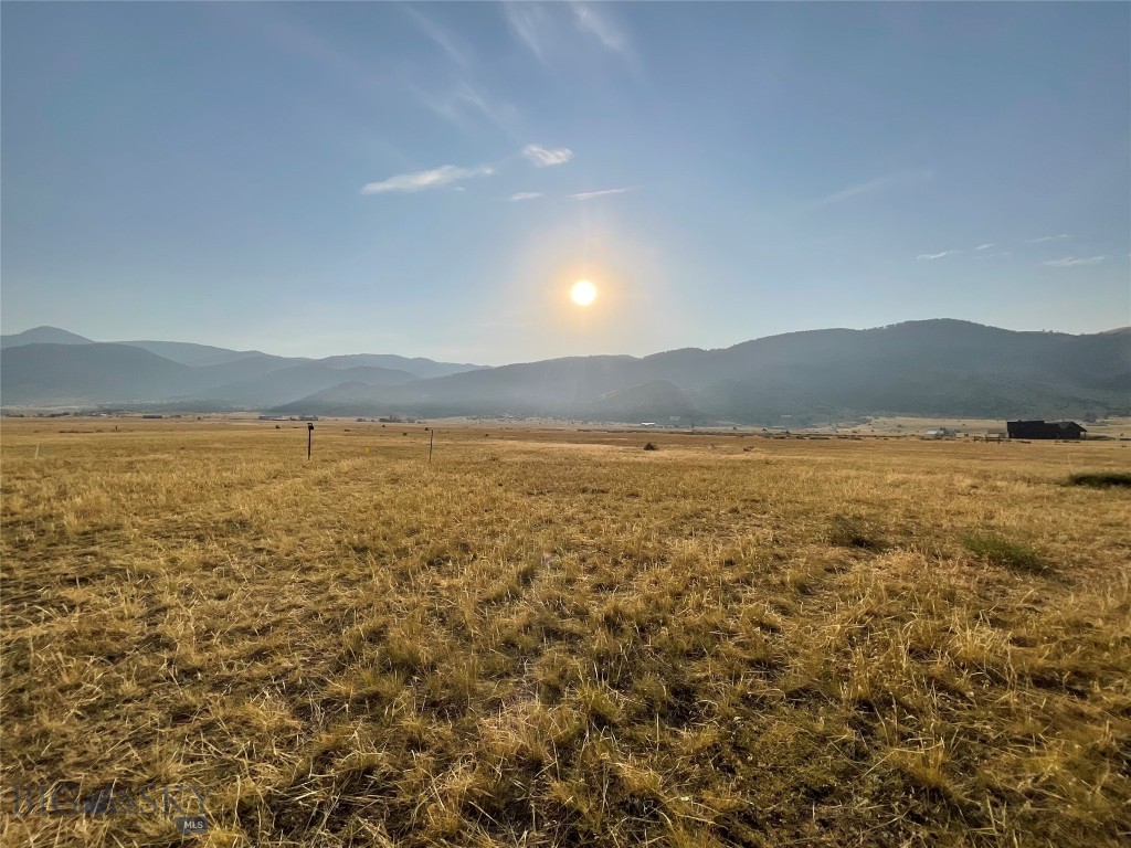 35 Wapiti Property Photo 8
