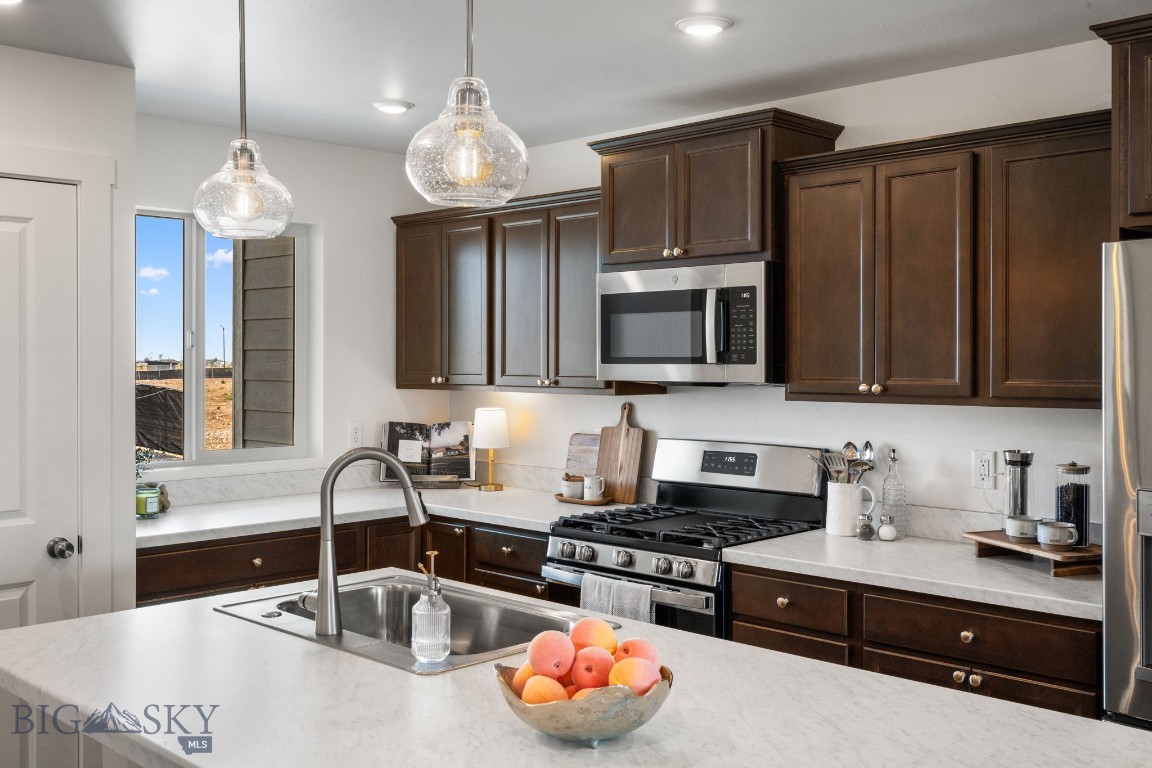 748 Thrice Loop Property Photo 4