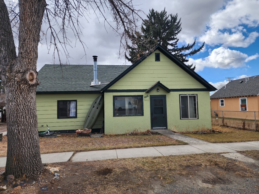 406 1st W Property Photo 1
