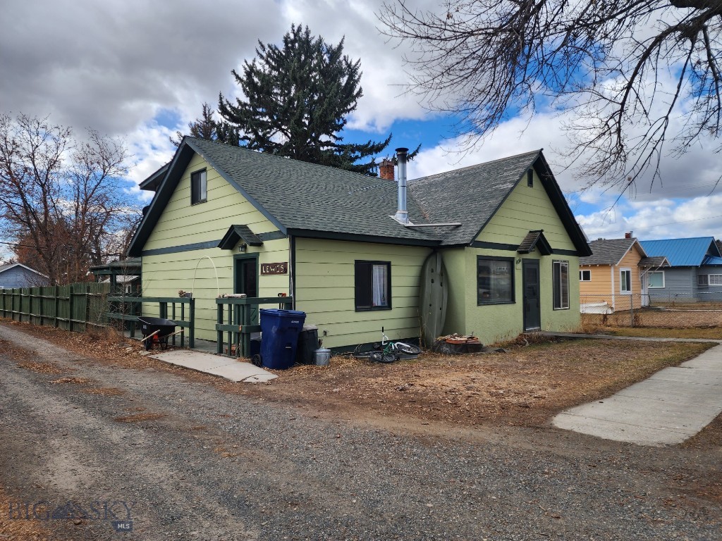 406 1st W Property Photo 3