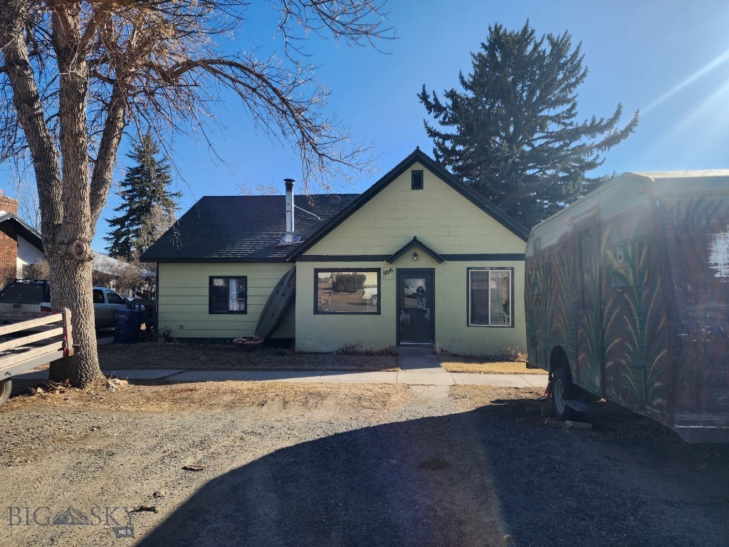 406 1st W Property Photo 4