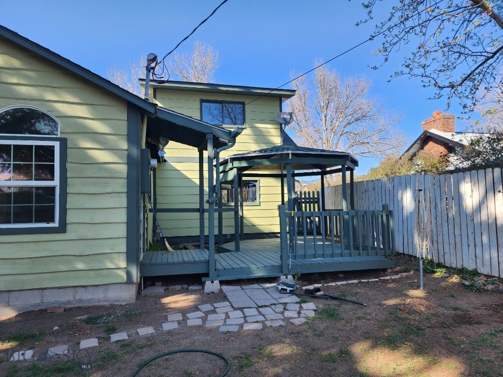 406 1st W Property Photo 5