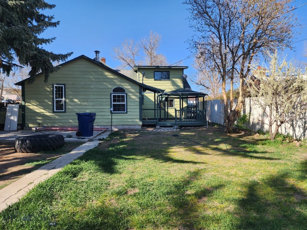 406 1st W Property Photo 6