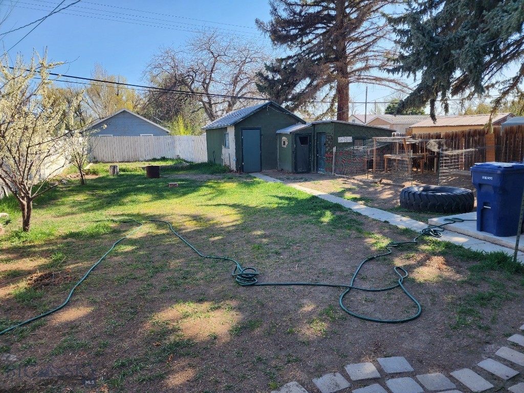 406 1st W Property Photo 7