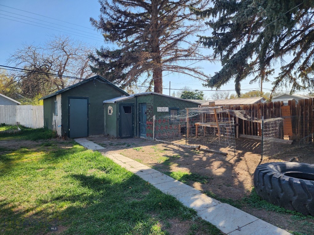406 1st W Property Photo 8