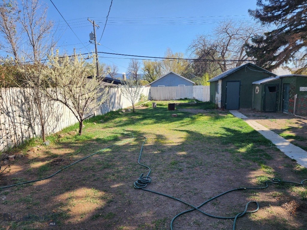 406 1st W Property Photo 9