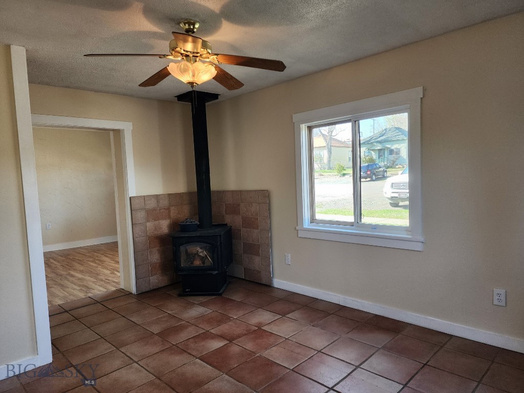 406 1st W Property Photo 11