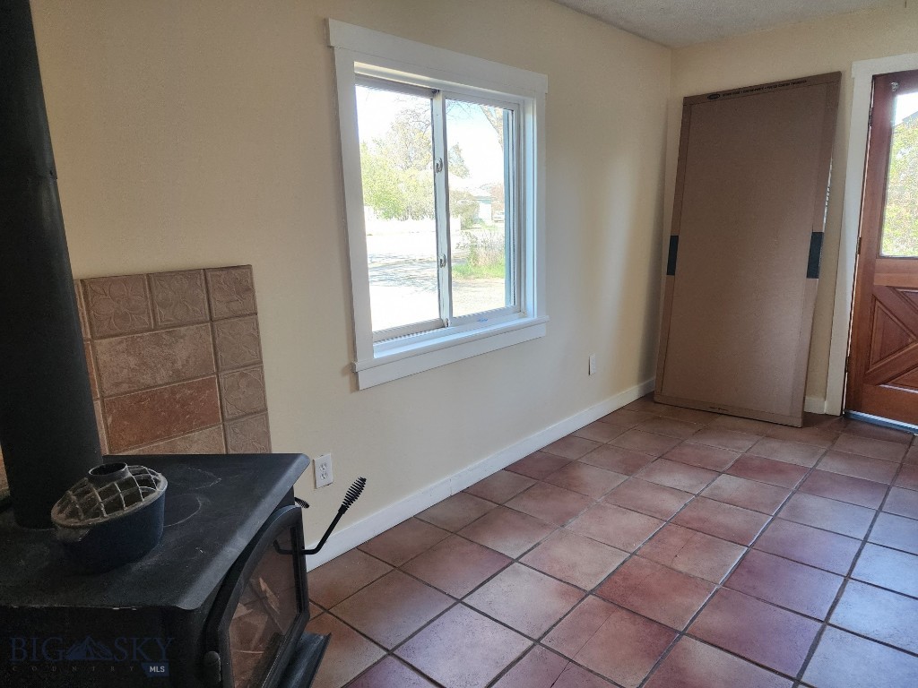 406 1st W Property Photo 12