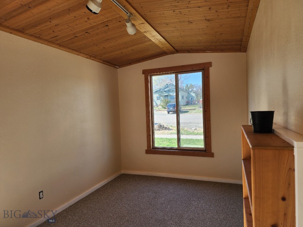 406 1st W Property Photo 19