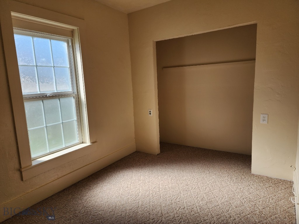 406 1st W Property Photo 21