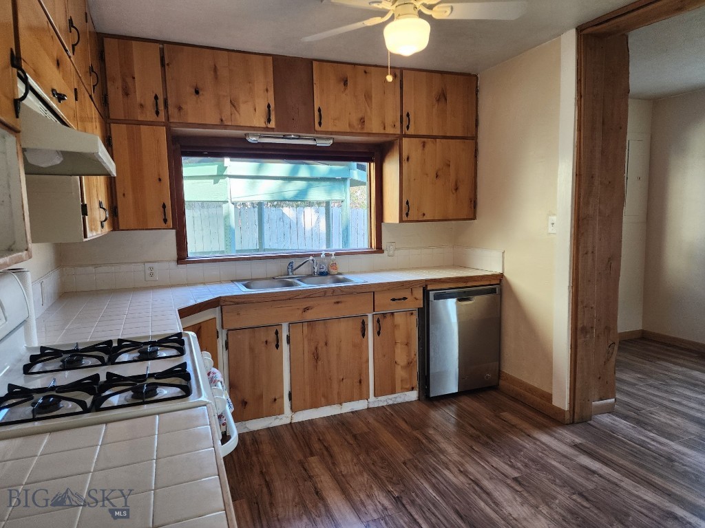 406 1st W Property Photo 22